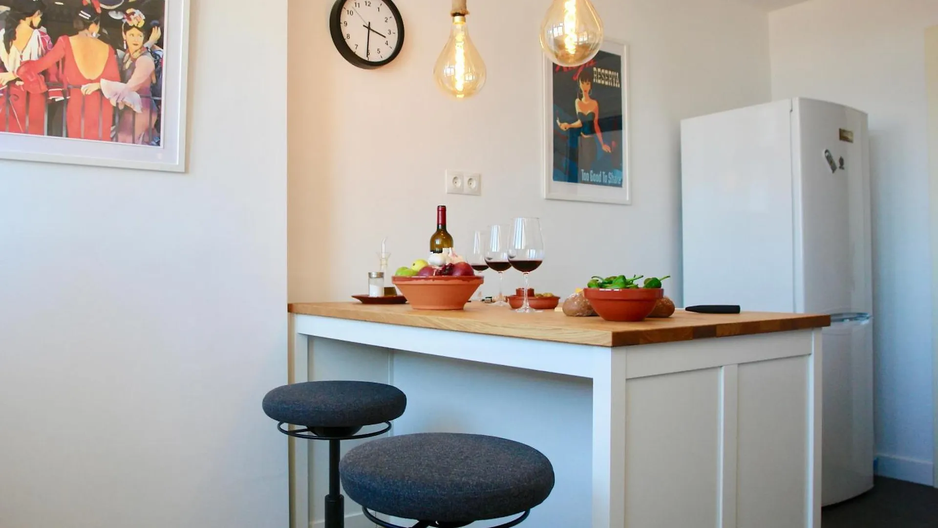 Large Appartement With Great Views contacts